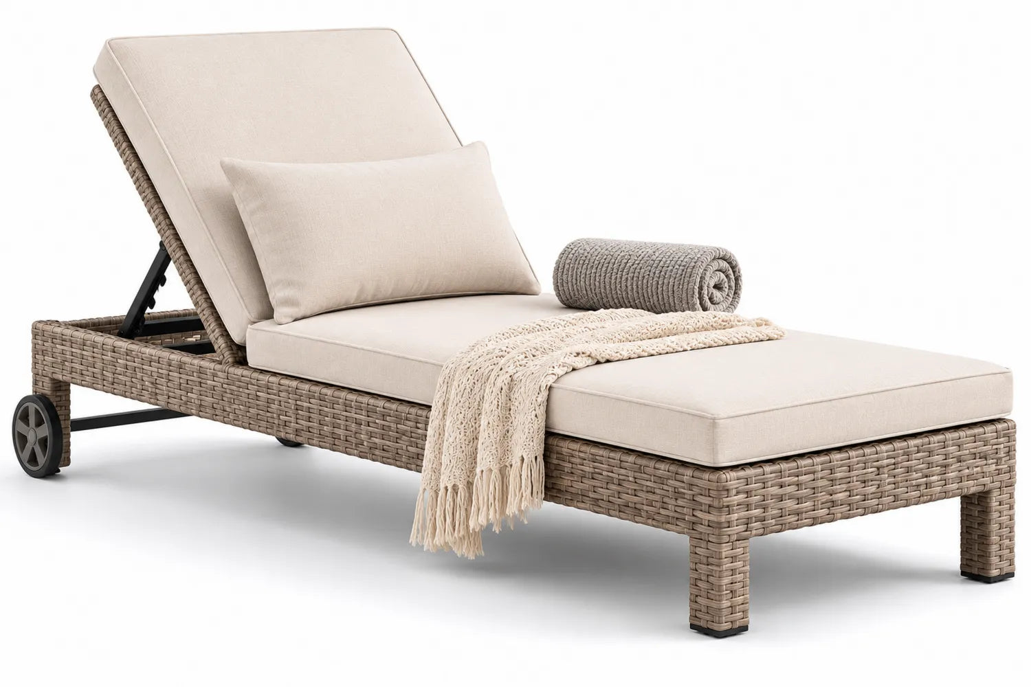 Lettino prendisole in rattan intrecciato con cuscini beige